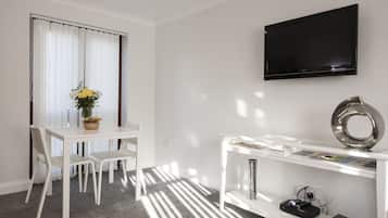 Apartment B | Zona de estar | Televisión de pantalla plana de 45 pulgadas con canales por satélite