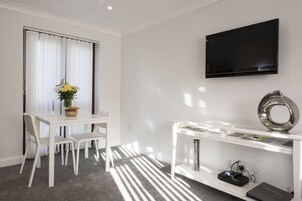 Apartment B | Área de estar | TV de tela plana 45 polegadas com canais via satélite, TV