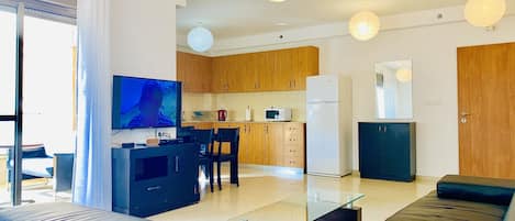 Family Apartment, 3 Bedrooms, Sea View | Living area
