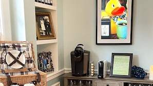 Una cocina acogedora con una cafetera, un frutero y un letrero que dice 'NO SERVICIO PROPIO'.