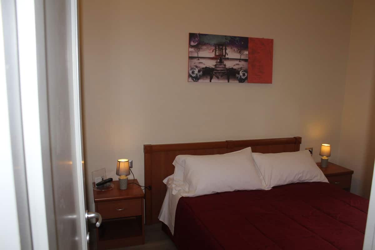 1 bedroom, soundproofing, cribs/infant beds