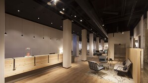 A spacious lobby with wooden flooring, a reception desk, and modern seating areas. - Hotel Cuco (Benidorm)
