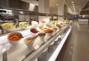En buffet med forskellige retter og bestik.