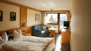 Tweepersoonskamer, balkon | Een bureau, gratis wifi, beddengoed