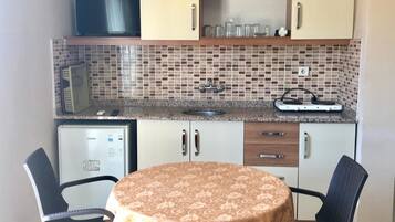 Appartamento Standard (for 4 people) | Cucina privata | Frigorifero, piano cottura, bollitore elettrico