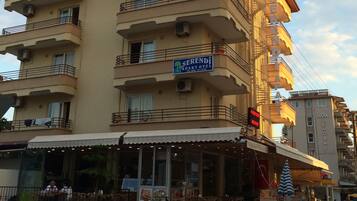 Vista frontal de la propiedad