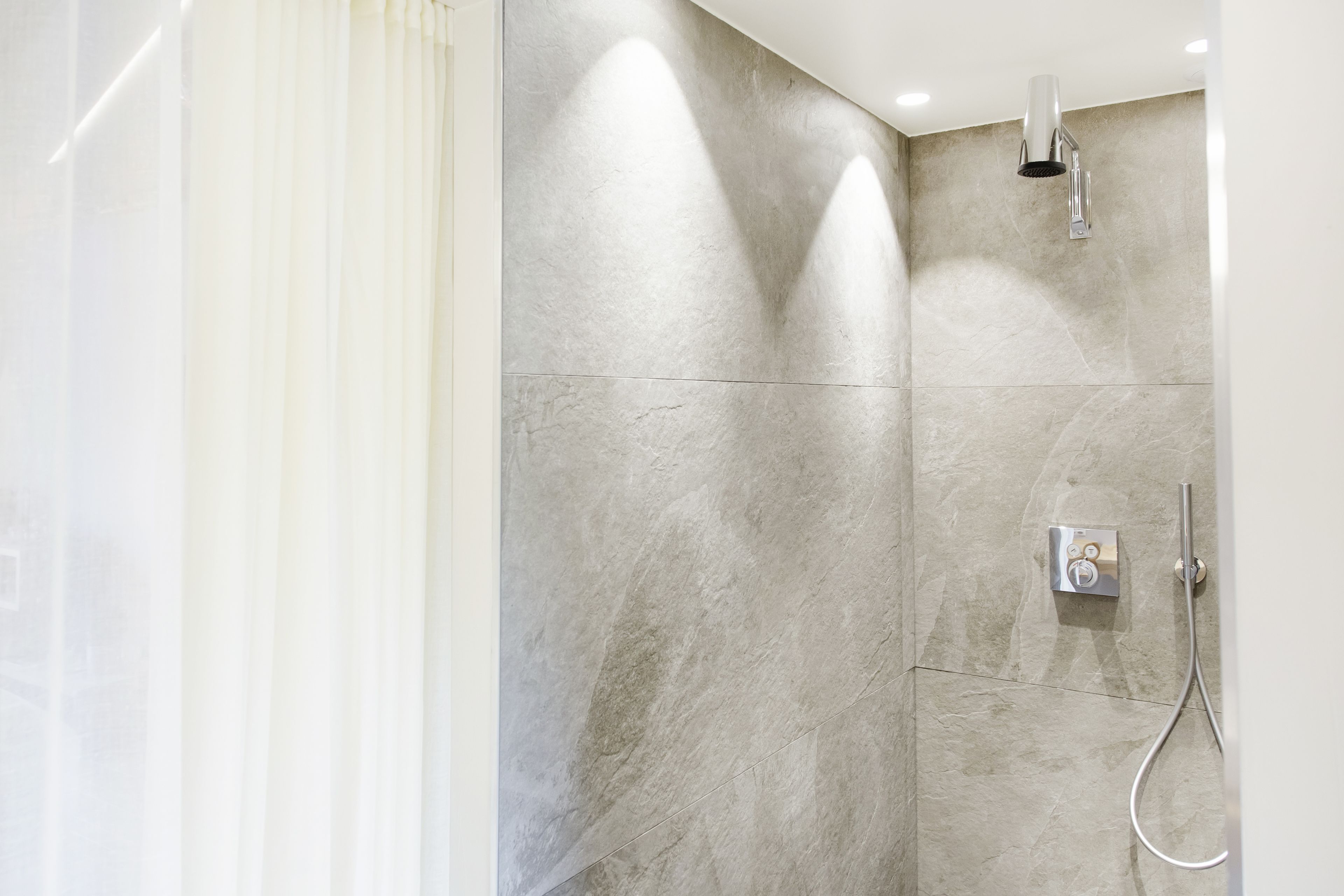 Habitación de diseño con 1 cama doble o 2 individuales, no fumadores, vistas al valle | Ducha del cuarto de baño