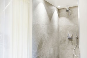 Design Double or Twin Room, Non Smoking, Valley View | Bathroom shower - Hôtel Le Pré (Durtol)