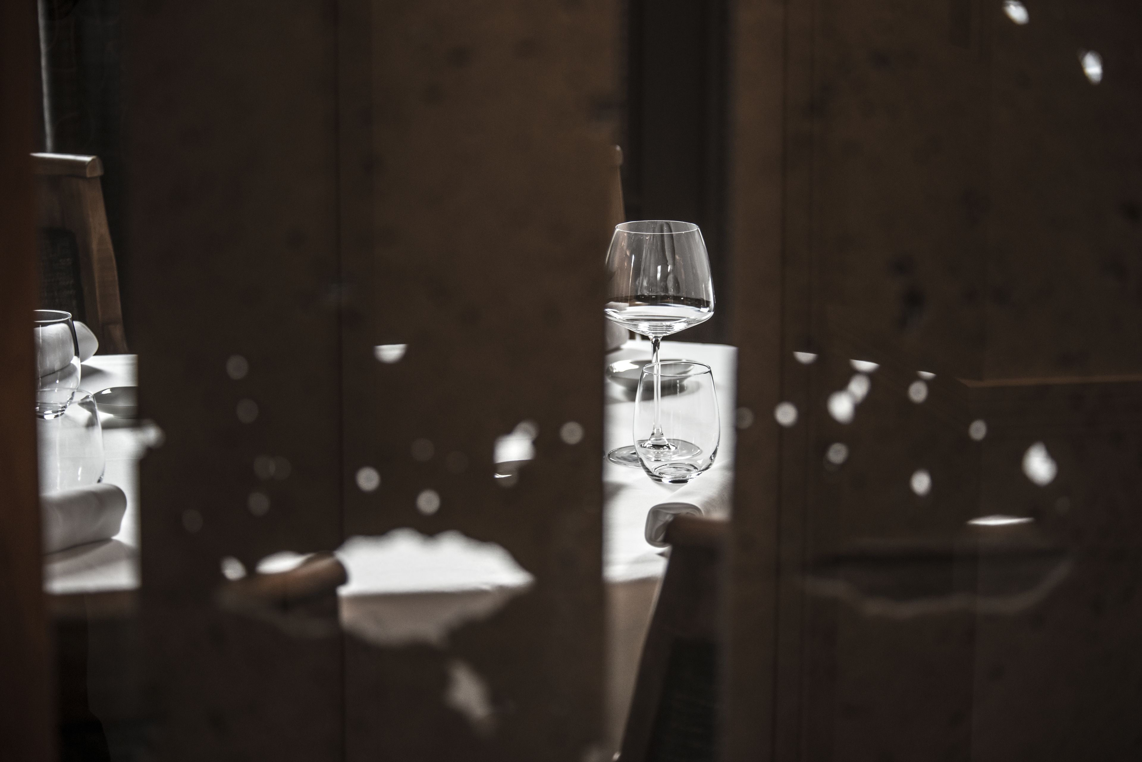 Un vaso de agua sobre una mesa con fondo de madera.