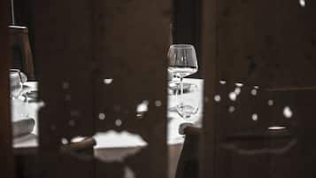 Un vaso de agua sobre una mesa con fondo de madera.