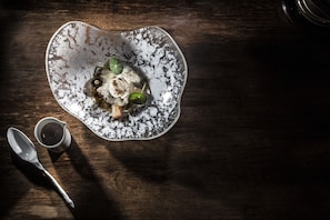 Breakfast, lunch and dinner served - Hôtel Le Pré (Durtol)
