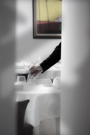 Egyptian cotton sheets, premium bedding, pillow-top beds, in-room safe - Hôtel Le Pré (Durtol)