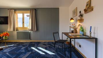 Hochwertige Bettwaren, VerdunkelungsvorhÀnge, schallisolierte Zimmer