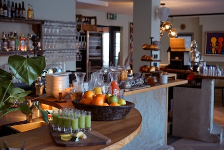 Tägliches inbegriffenes Frühstücksbuffet. Shed HOTEL
