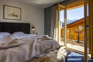 Quarto quádruplo família, 2 quartos, sacada, vista para o vale | Roupas de cama premium, cortinas blackout, quartos à prova de som