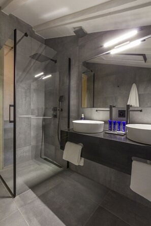 Premium Double Room | Bathroom | Shower, free toiletries, hair dryer, towels