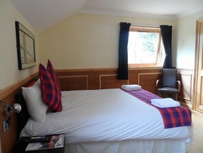 Suíte família, vista para o jardim | Ferros/tábuas de passar roupa, Wi-Fi de cortesia, roupa de cama