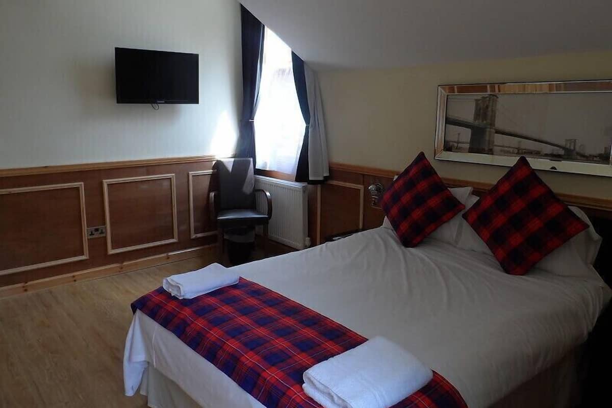 Suite familiar, vista al jardín | Tabla de planchar con plancha, wifi gratis y ropa de cama