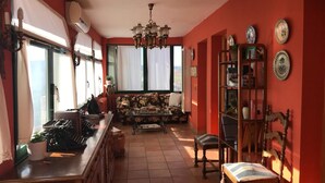 Un salón acogedor con sofá, mesa de centro y estantería.