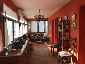 Coin salon dans le hall