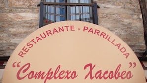 Un edificio de piedra con un cartel que dice 