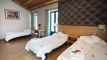 Driepersoonskamer, privébadkamer | Verduisterende gordijnen, geluiddichte muren, gratis babybedden
