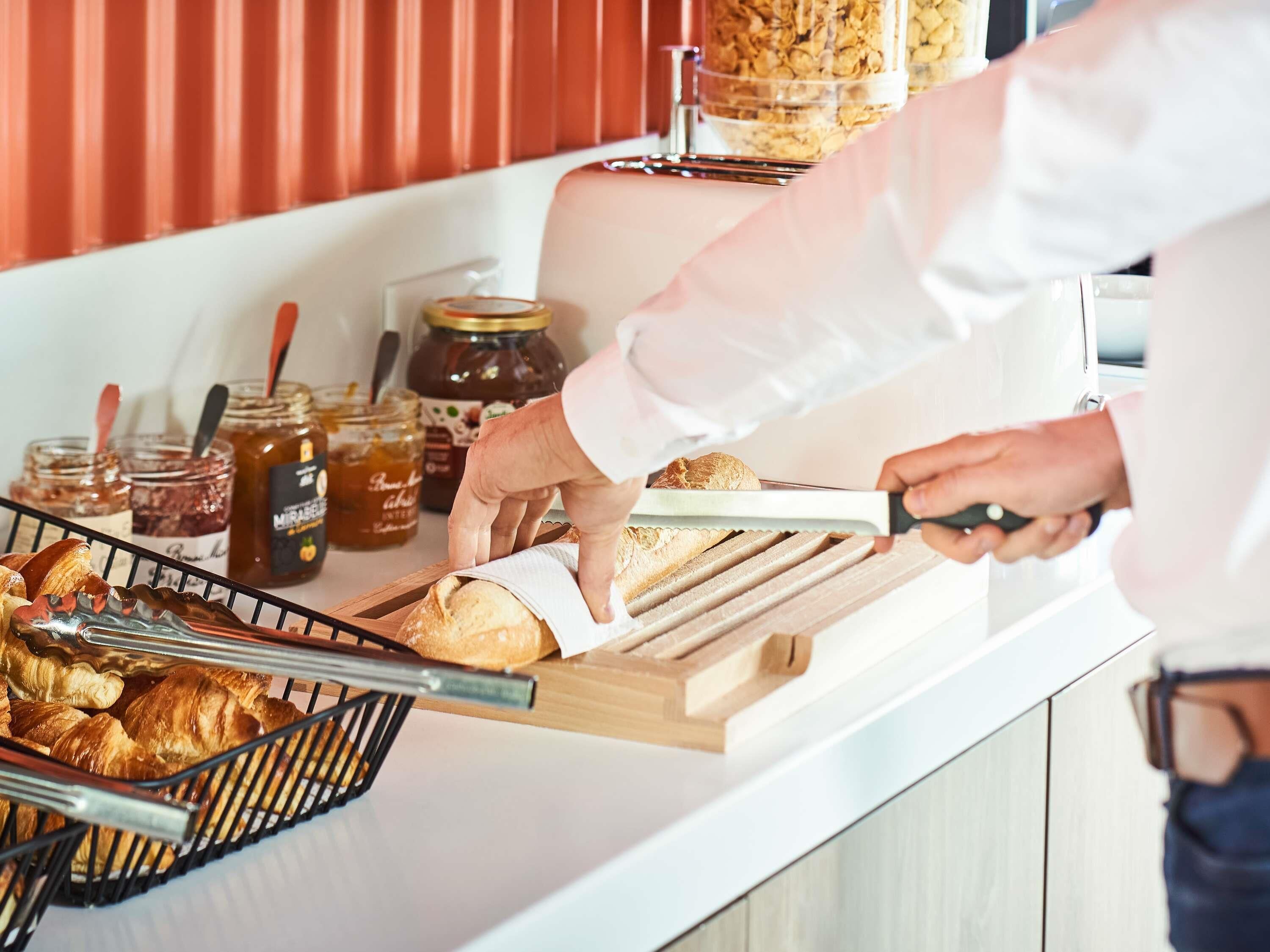 Café da manhã com buffet diário (BRL 37 por pessoa) 