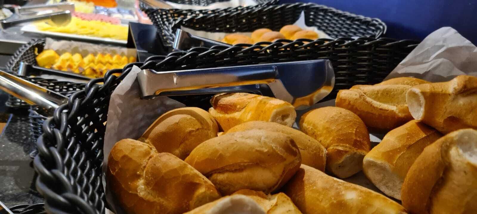 Ein Buffet mit Brokkörben und anderen Speisen.