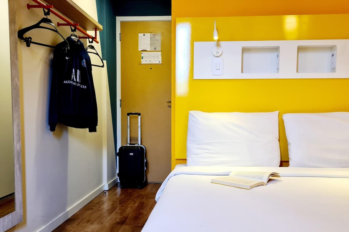 Standard Apartment, 1 Double Bed | Blackout drapes, iron/ironing board, free WiFi, bed sheets