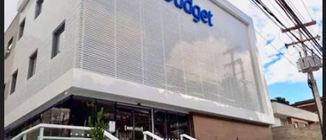 Un edificio con un letrero que dice "IDIS budget".