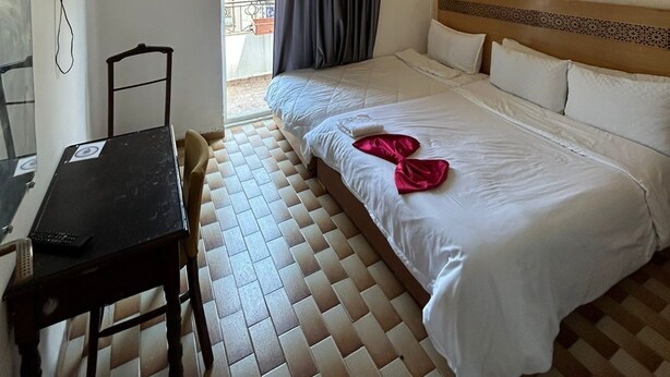 Desk, laptop workspace, free WiFi, bed sheets - Hotel Astoria (Tangier)