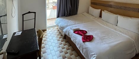 Escritorio, espacio para trabajar con laptop y wifi gratis