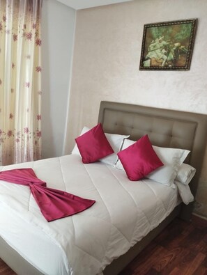 デスク、ノートパソコン用作業スペース、WiFi (無料)、ベッドシーツ