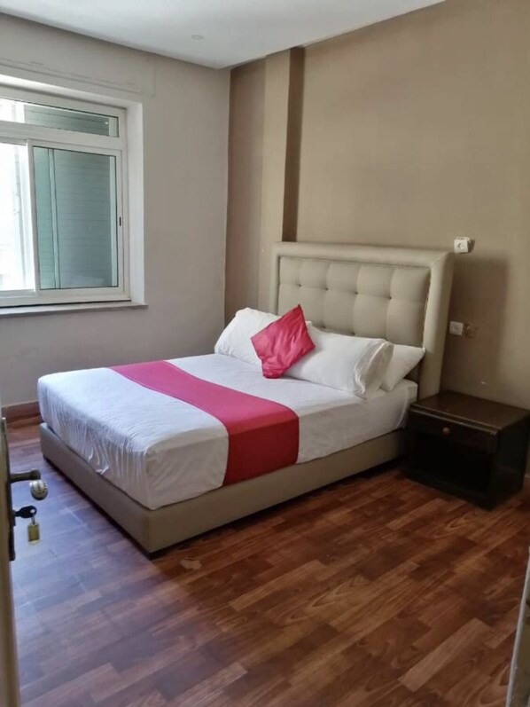 Desk, laptop workspace, free WiFi, bed sheets - Hotel Astoria (Tangier)