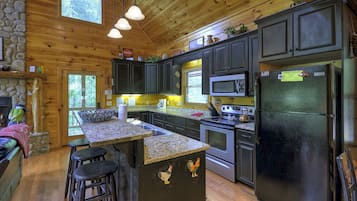 Cabin, Multiple Beds, Non Smoking | Private kitchen | Fridge, microwave, oven, stovetop