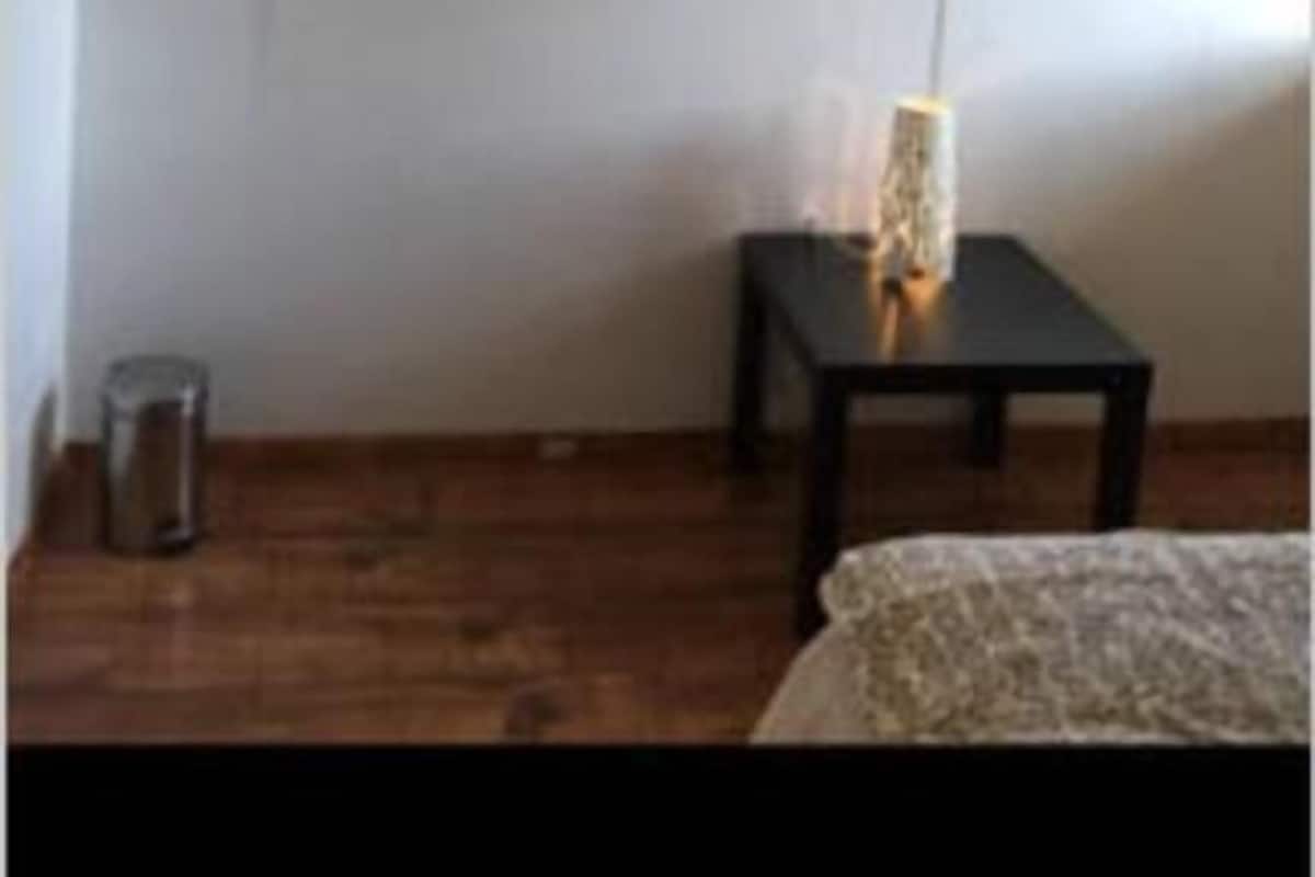 Single Room, Shared Bathroom (G8) | Blackout drapes, free cribs/infant beds, free WiFi, bed sheets