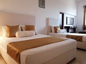 Blackout drapes, soundproofing, free WiFi, bed sheets - kandy Highland Unique (Kandy)