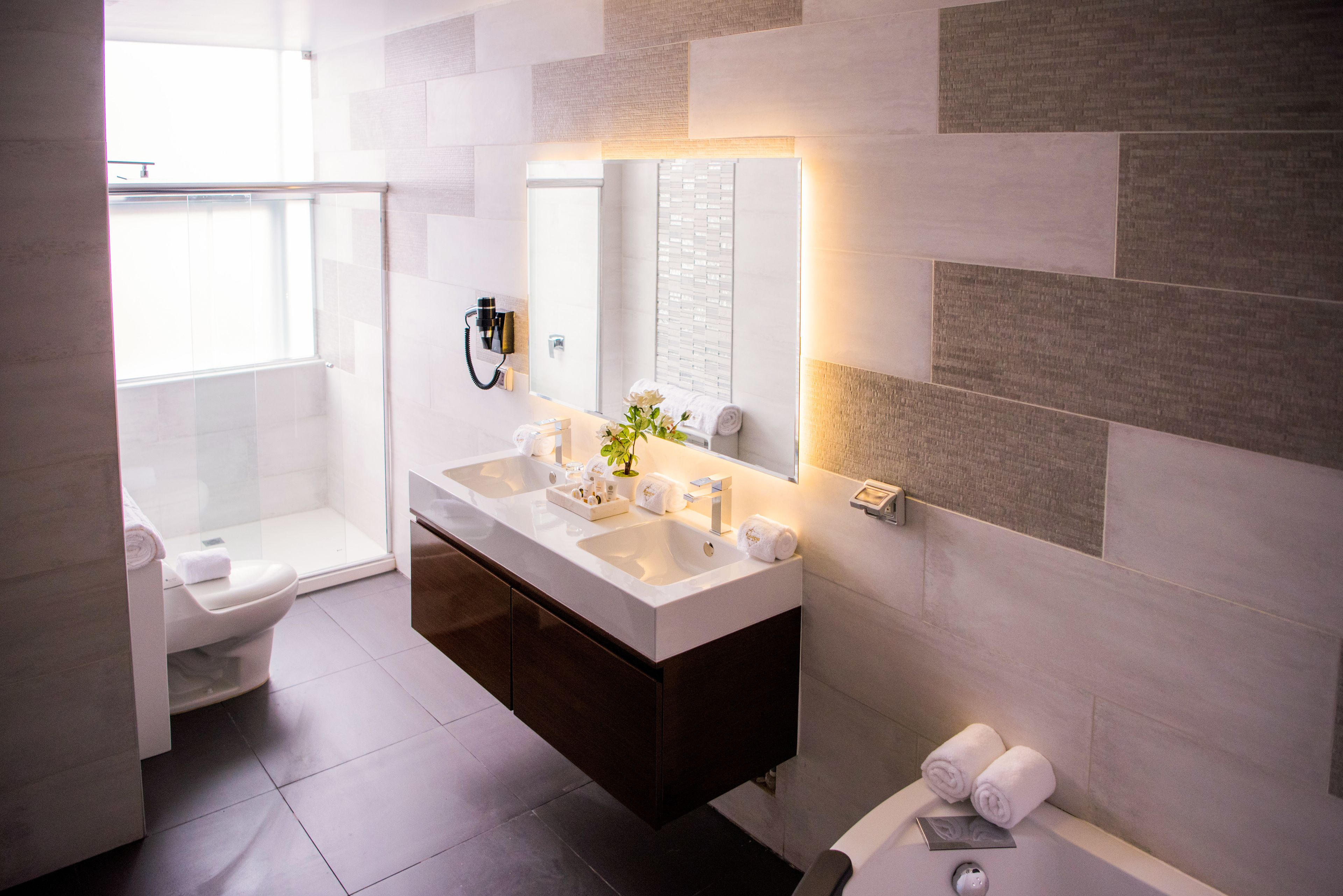 deluxe suite, non smoking | bathroom | shower, rainfall showerhead, free toiletries, hair dryer