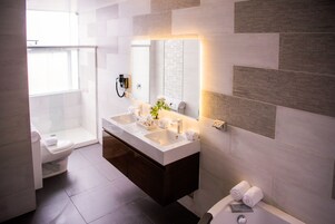 Shower, rainfall showerhead, free toiletries, hair dryer