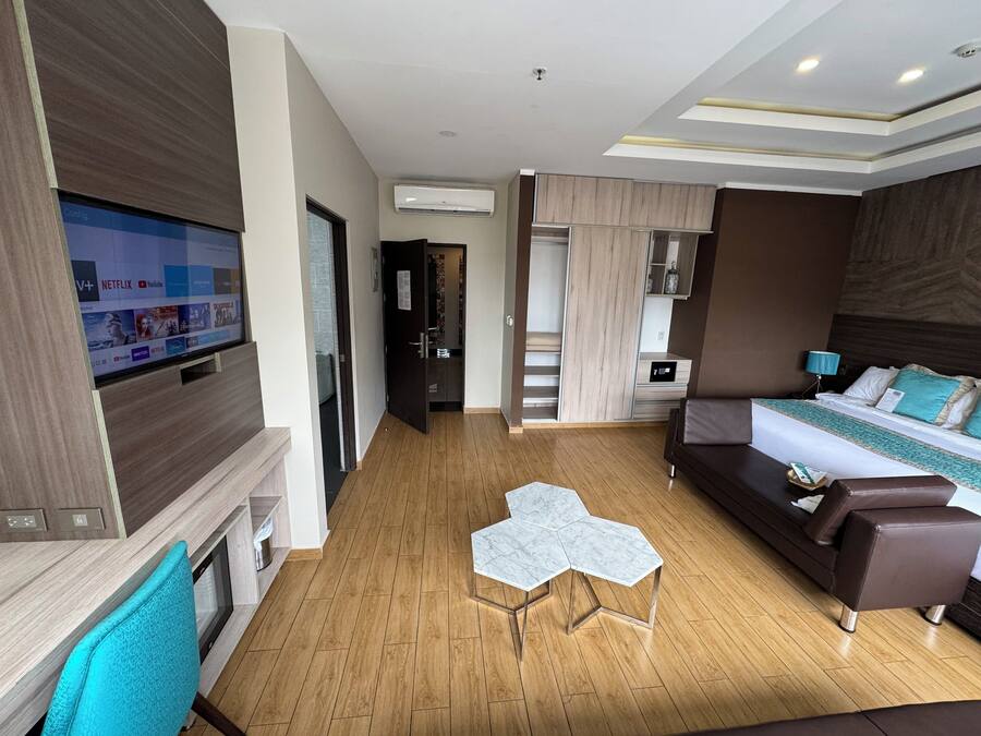 Deluxe Suite, Non Smoking | Hypo-allergenic bedding, down comforters, minibar, in-room safe