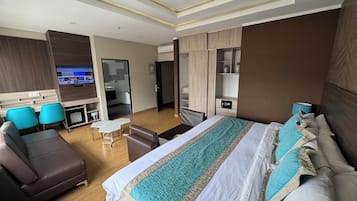 Deluxe Suite, Non Smoking | 1 bedroom, hypo-allergenic bedding, down comforters, minibar