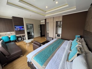 Deluxe-Suite, Nichtraucher | Allergikerbettwaren, Daunenbettdecken, Minibar, Zimmersafe