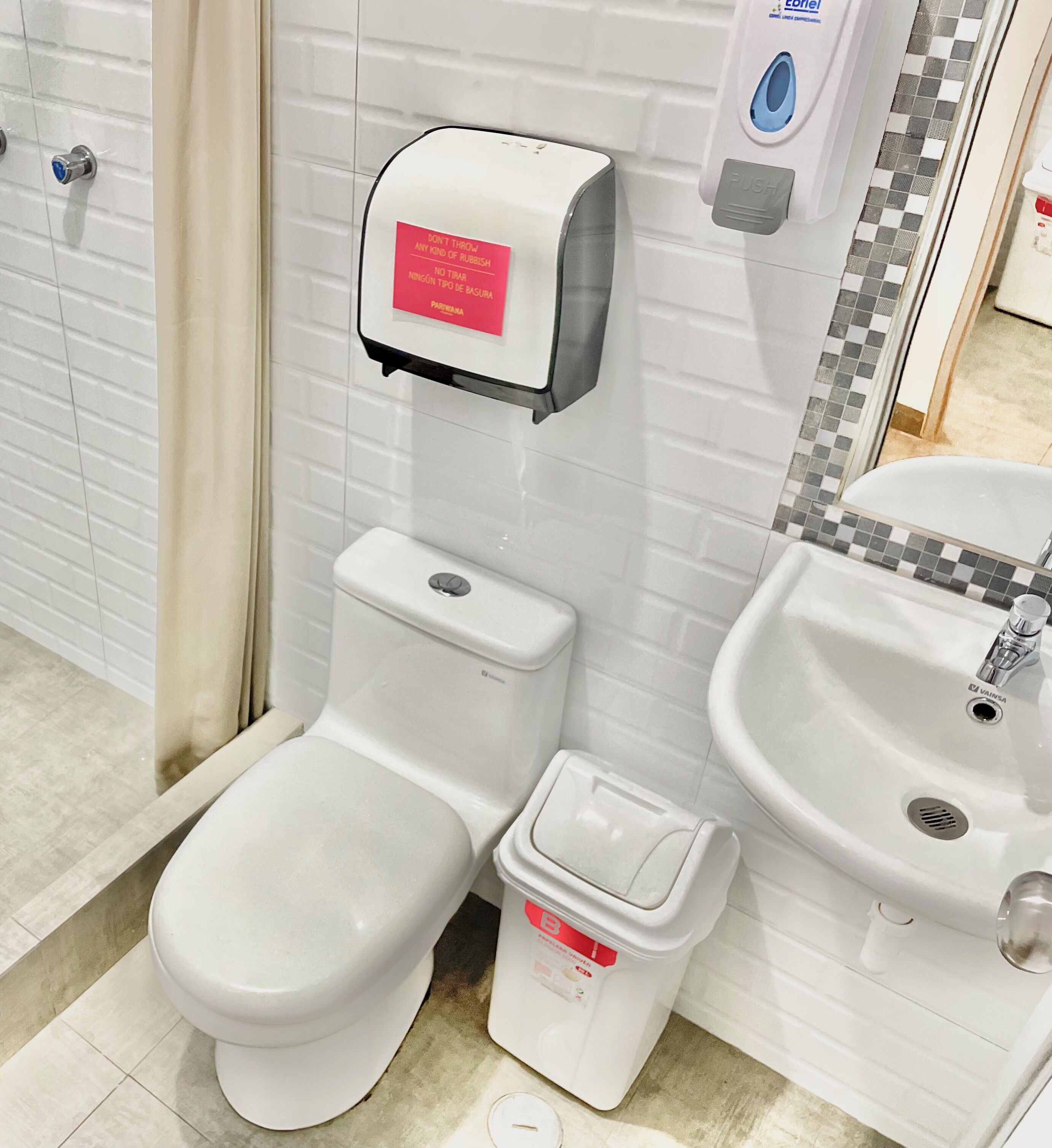 Serviettes fournies, papier toilette
