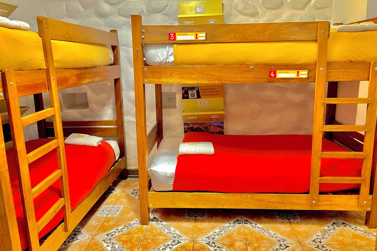 Habitación cuádruple básica | Insonorización, wifi gratis y ropa de cama