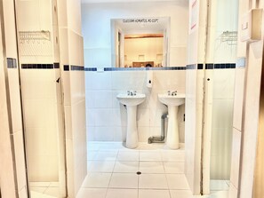 Dormitorio compartido Confort, dormitorio mixto, baño en la habitación (Extra Large) | Baño | Toallas y papel de baño