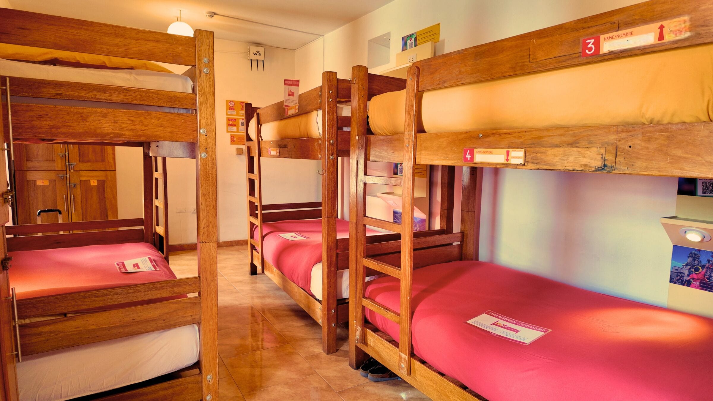 Dormitorio compartido Confort, dormitorio mixto, baño en la habitación (Small) | Insonorización, wifi gratis y ropa de cama 