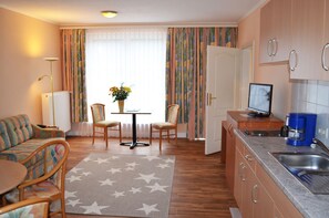 Apartment | Private kitchenette | Fridge, microwave, stovetop, cookware/dishes/utensils - Waldhotel Humboldt FeWo2 (Salzhemmendorf)