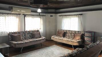 Villa | Wohnzimmer | LCD-Fernseher