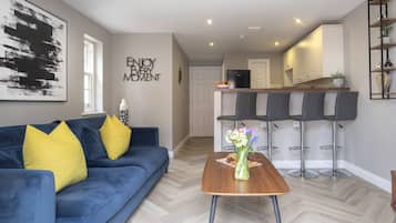 Departamento estándar, 2 habitaciones | Área de sala de estar | Televisión de pantalla plana, Netflix y servicios de streaming