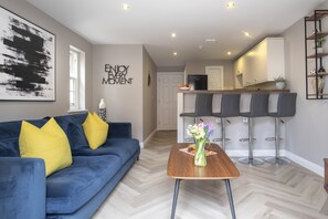 Standard Apartment, 2 Bedrooms | Living area | 32-inch flat-screen TV with digital channels, TV, Netflix - Elliot Oliver - 2 Bedroom Garden Apartment With Parking (Cheltenham)